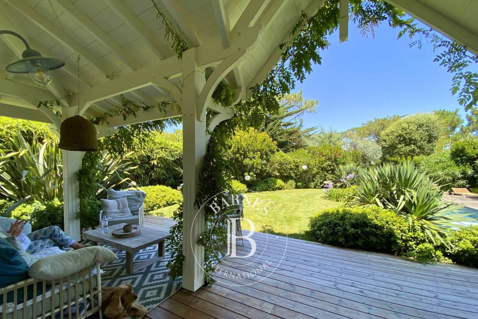 Salon lumineux avec terrasse couverte dans villa de luxe à Cap Ferreta