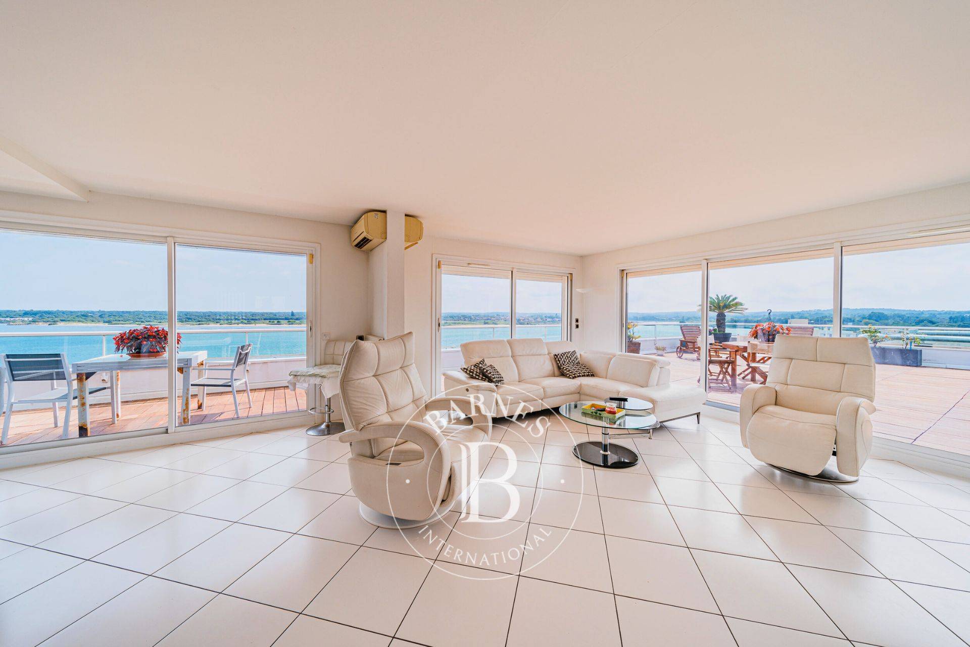 salon climatisé appartement Arcachon avec grande terrasse vue mer