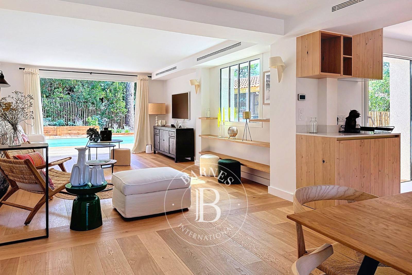 VILLA CONTEMPORAINE RÉNOVÉE AVEC PISCINE ET JARDIN PAYSAGER – VILLAGE DU CANON, PRESQU’ÎLE DU CAP FERRET