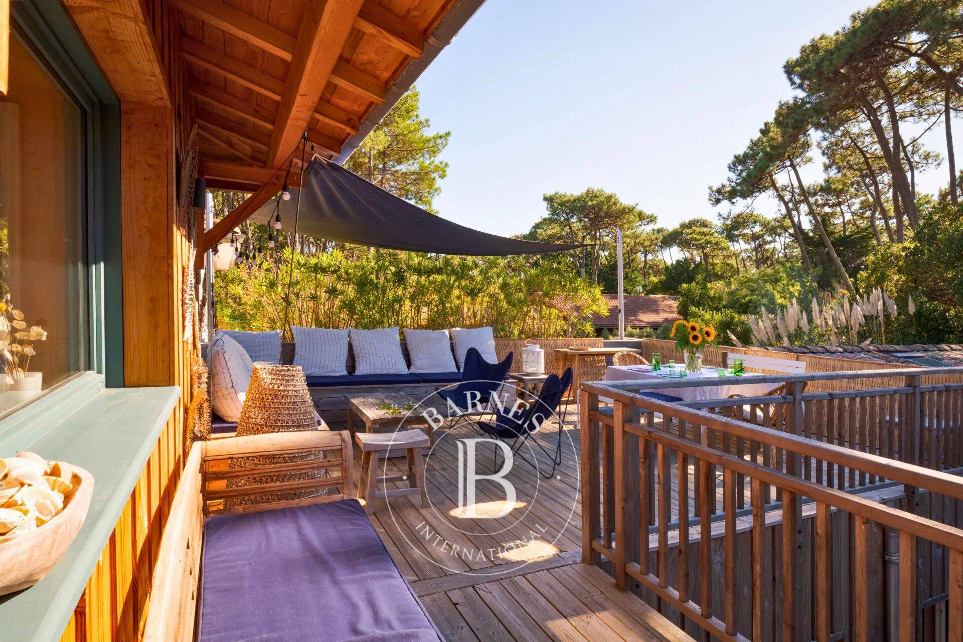 Suite parentale avec salle de bain attenante dans une villa au Cap Ferret - agence immobilière.