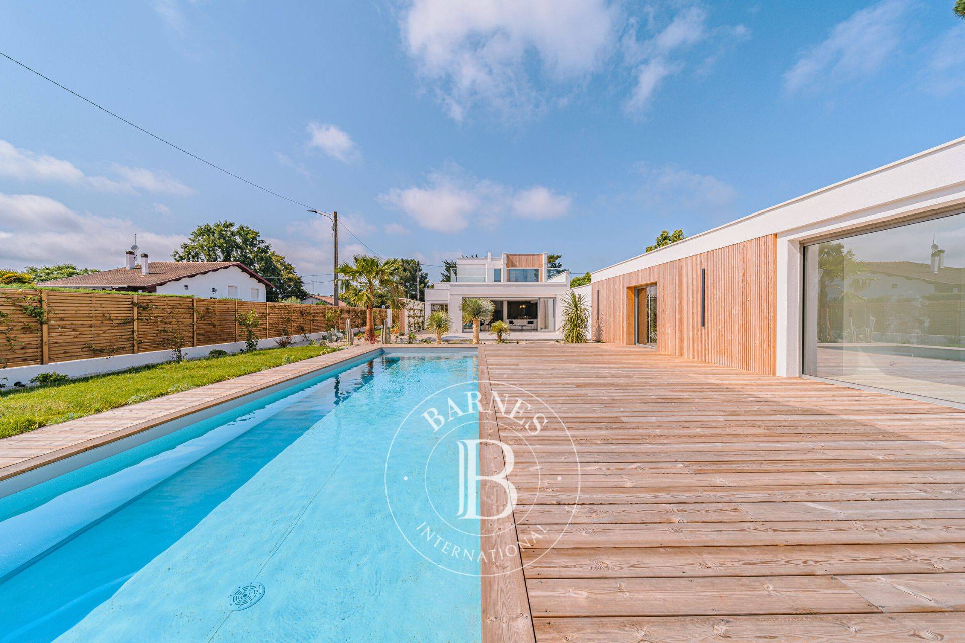 VILLA D’ARCHITECTE STYLE CALIFORNIEN, AVEC PISCINE ET GARAGE