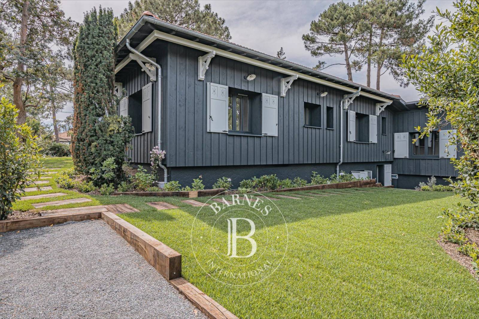 VILLA EN BOIS AVEC PISCINE DANS LE CENTRE DU CAP FERRET