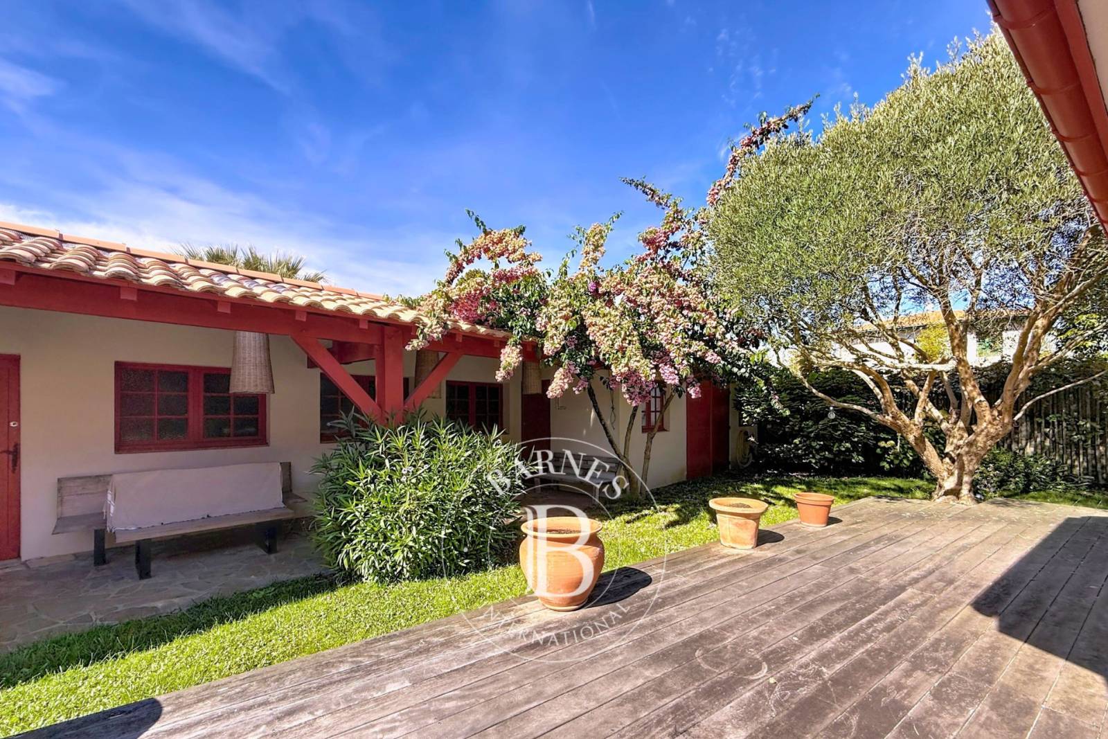 VILLA AVEC DÉPENDANCE ET JARDIN PAYSAGER À PIRAILLAN SUR LA PRESQU’ÎLE DU CAP FERRET