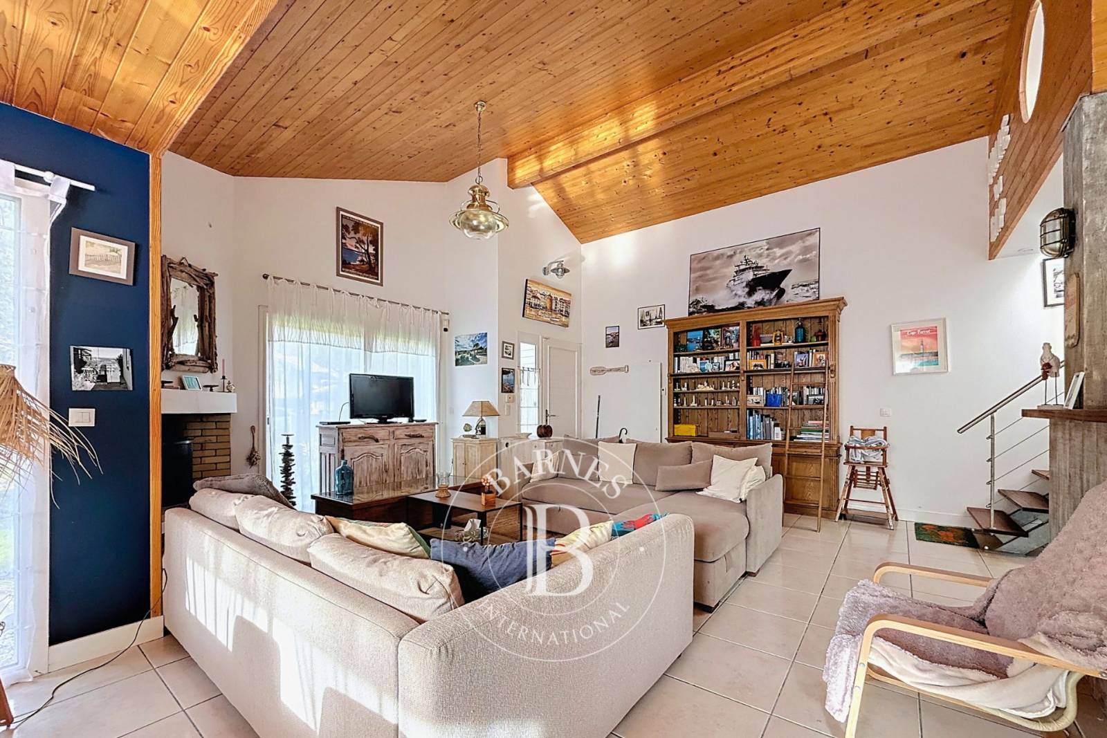 VILLA CONTEMPORAINE AVEC PISCINE ET DÉPENDANCE À PETIT PIQUEY, SUR LA PRESQU’ÎLE DU CAP FERRET