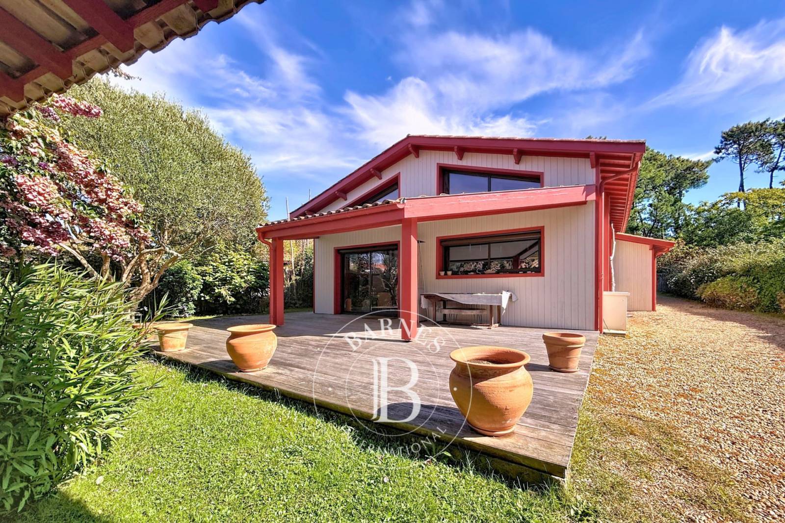 VILLA AVEC DÉPENDANCE ET JARDIN PAYSAGER À PIRAILLAN SUR LA PRESQU’ÎLE DU CAP FERRET