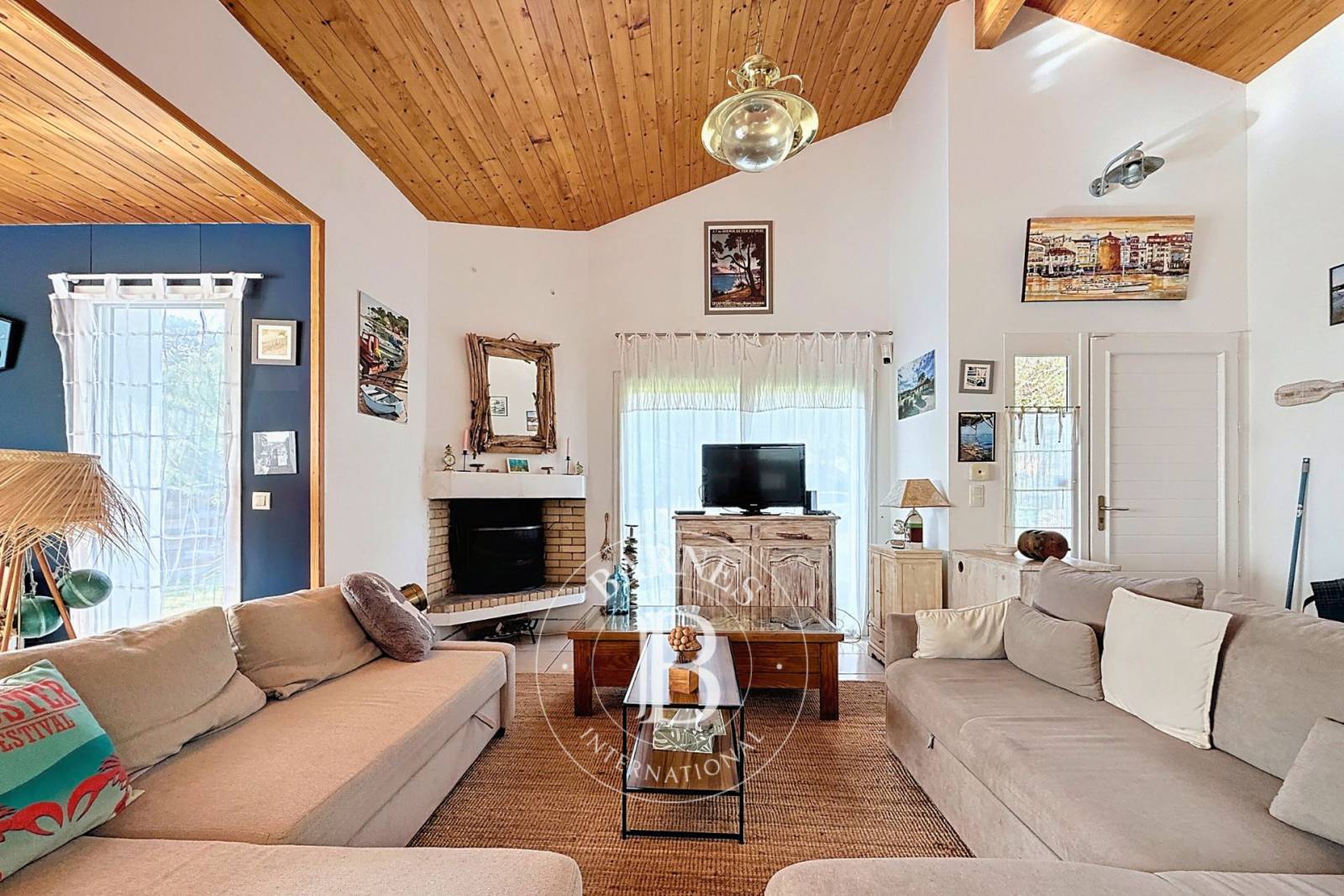 VILLA CONTEMPORAINE AVEC PISCINE ET DÉPENDANCE À PETIT PIQUEY, SUR LA PRESQU’ÎLE DU CAP FERRET