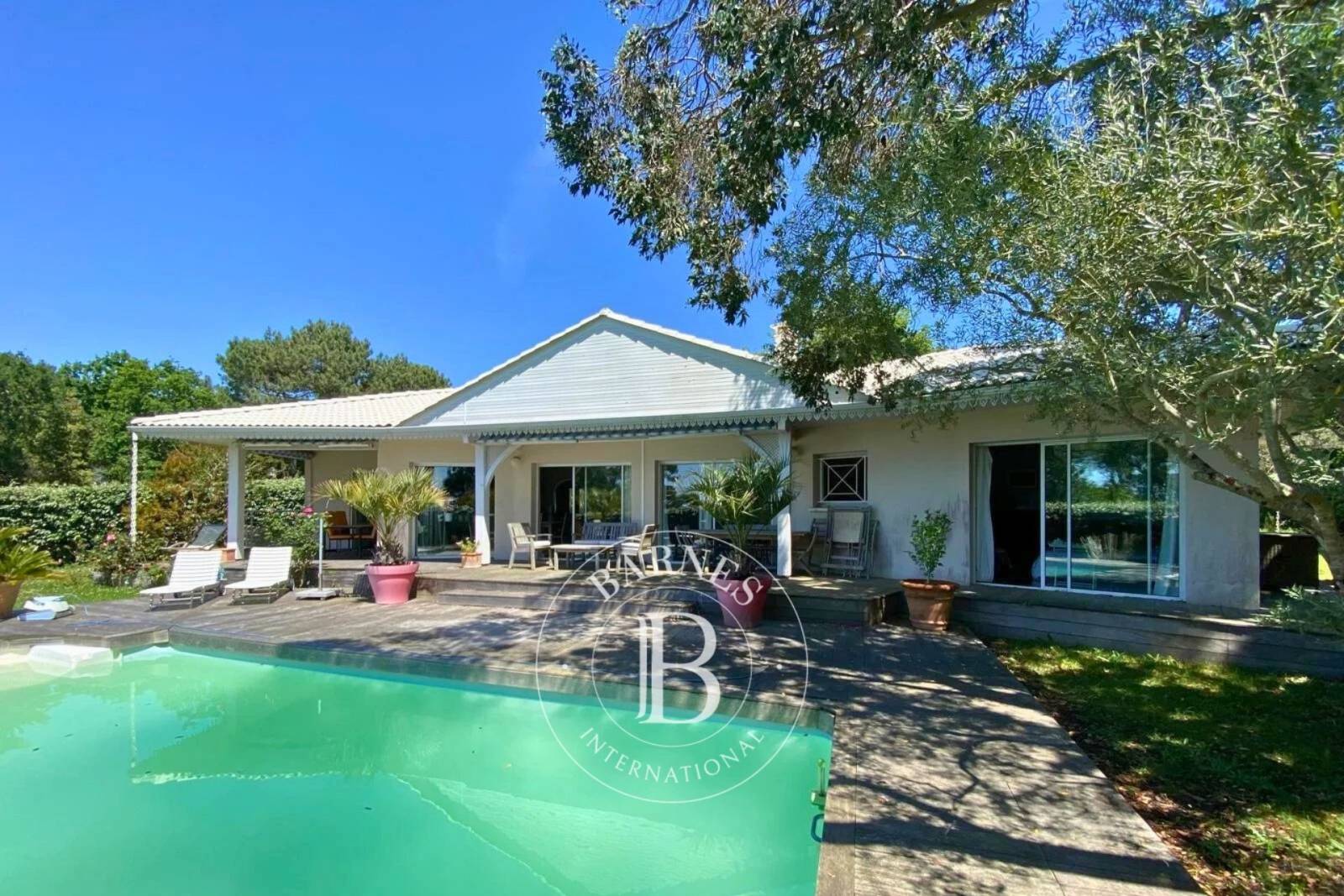 VILLA AVEC PISCINE ET VUE BASSIN A 300 MÈTRES DE LA PLAGE, PYLA-SUR-MER