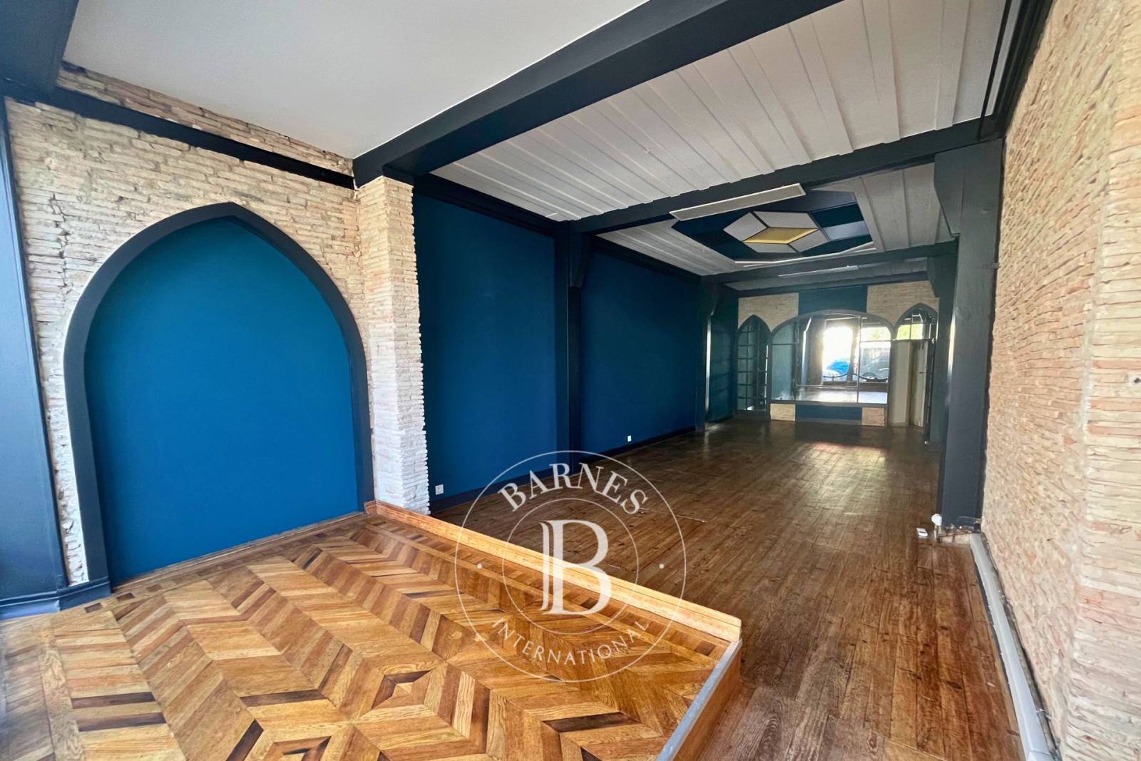 local commercial avec parquet et moulures historiques à Arcachon