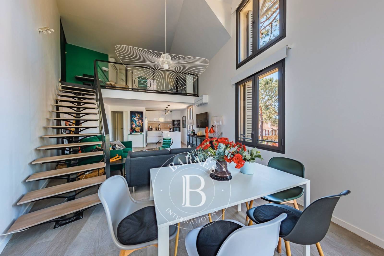 Salon lumineux avec belle hauteur sous plafond à Arcachon