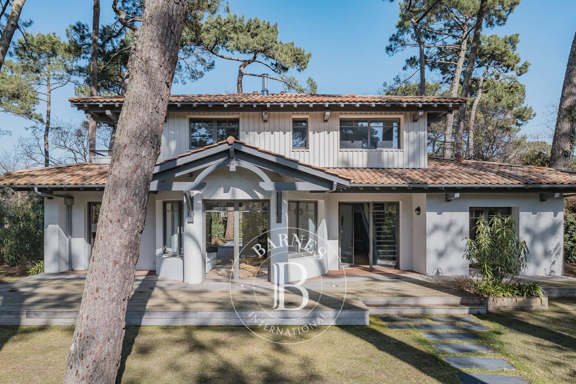 Villa de type Gaume rénovée, en vente au Pyla-sur-Mer