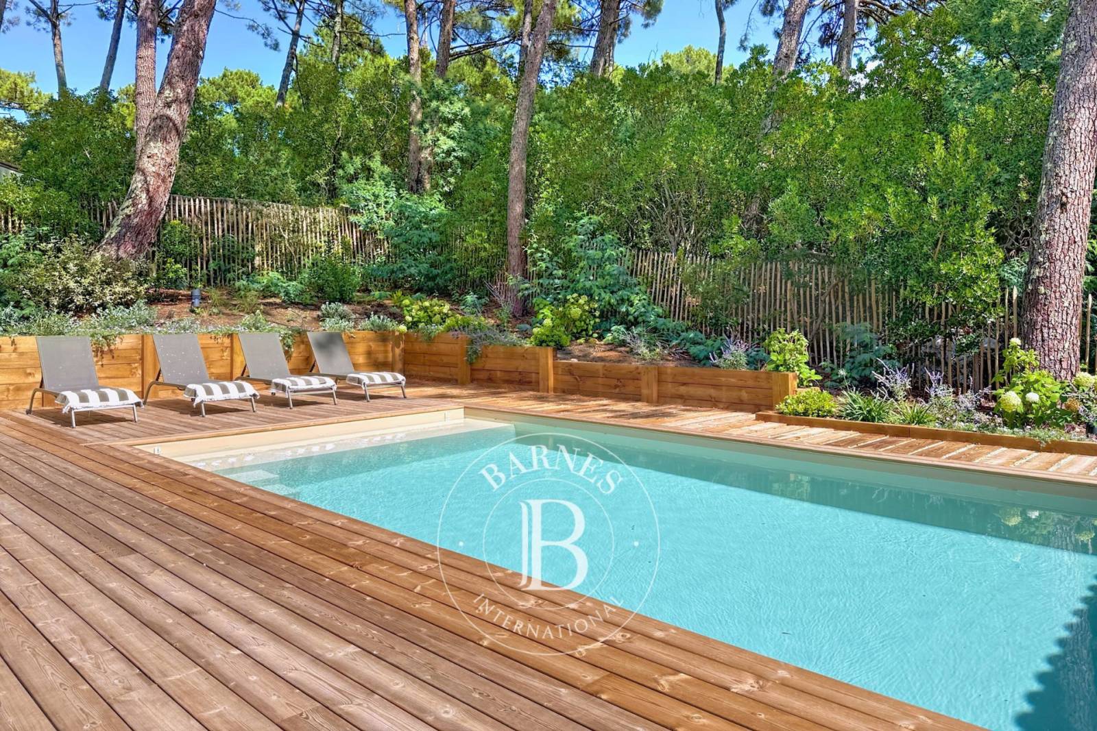 VILLA CONTEMPORAINE RÉNOVÉE AVEC PISCINE ET JARDIN PAYSAGER – VILLAGE DU CANON, PRESQU’ÎLE DU CAP FERRET