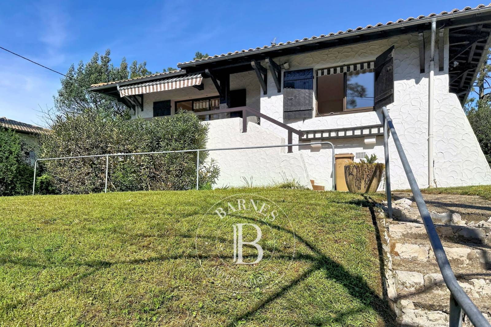 VILLA À RÉNOVER AVEC STUDIO INDÉPENDANT SUR TERRAIN DE 1 200 M² AU DOMAINE DE LA FORÊT À ARCACHON