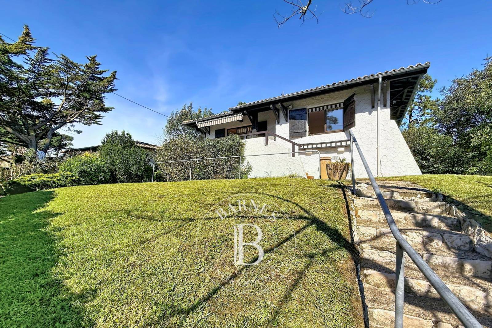 VILLA À RÉNOVER AVEC STUDIO INDÉPENDANT SUR TERRAIN DE 1 200 M² AU DOMAINE DE LA FORÊT À ARCACHON