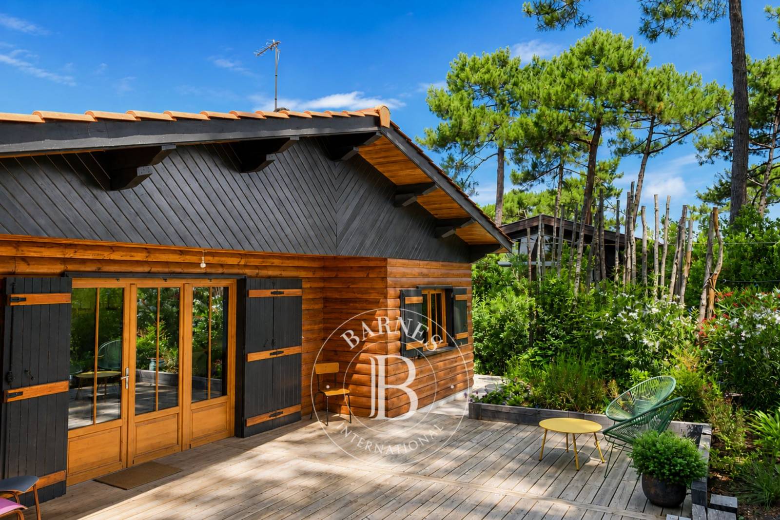 MAISON « LE CHALET » AVEC APERÇU SUR LE BASSIN D’ARCACHON À PIRAILLAN – CAPACITÉ 6 PERSONNES