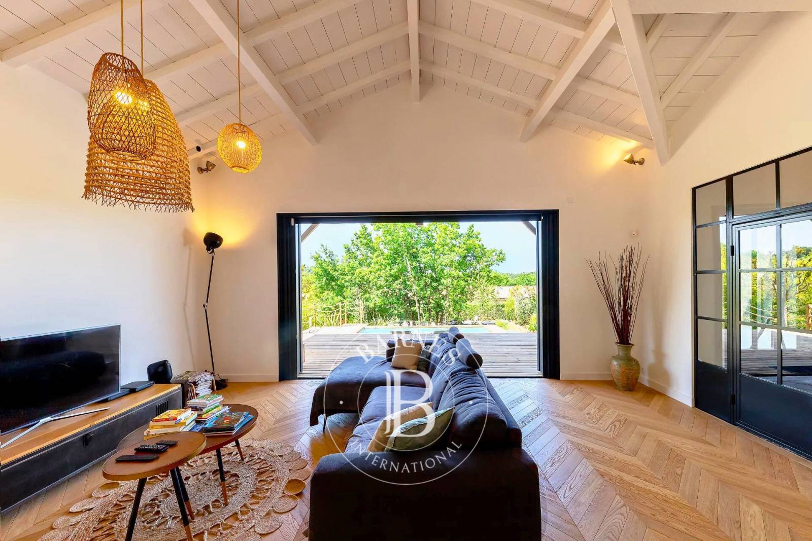 Séjour cathédrale lumineux dans maison de prestige à Arcachon