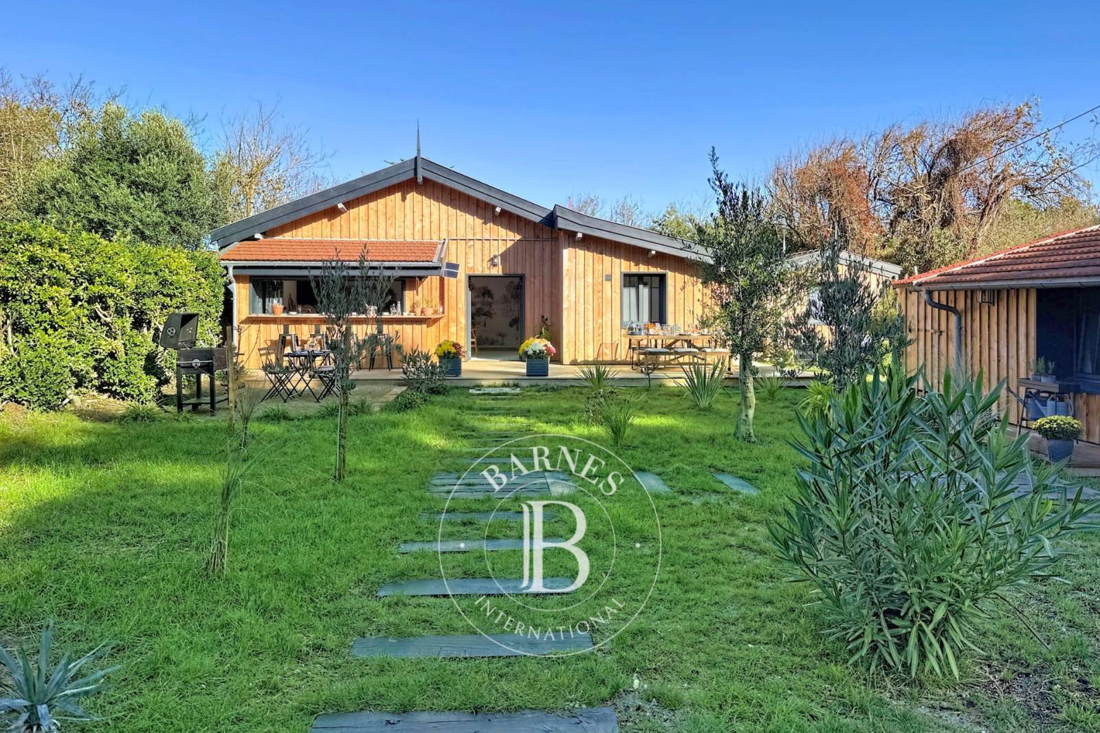 ENSEMBLE DE DEUX MAISONS RÉNOVÉES AU PIED DES DUNES AU CAP FERRET