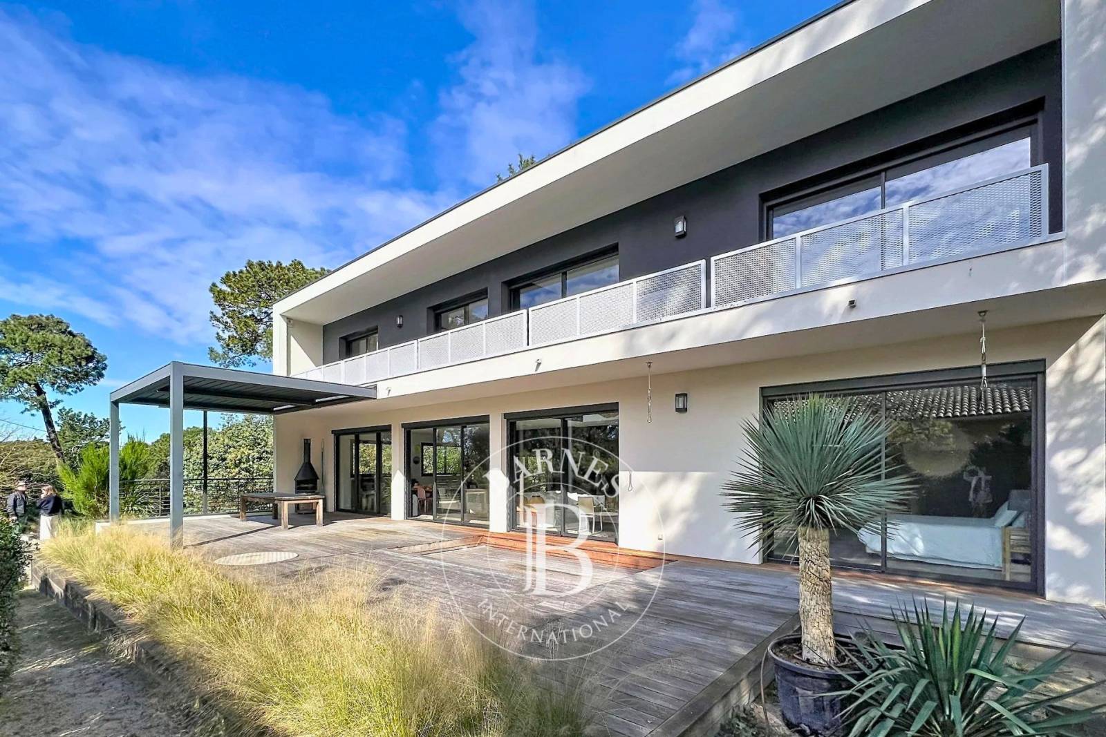 MAGNIFIQUE VILLA AVEC PISCINE SUR LES HAUTEURS DU PYLA-SUR-MER, PROCHE CERCLE DE VOILE