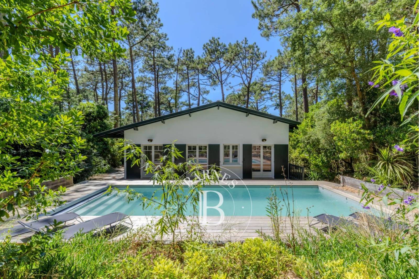 VILLA FAMILIALE ENTIÈREMENT RÉNOVÉE AVEC PISCINE CHAUFFÉE, AU PORT DE LA VIGNE, SUR LA PRESQU’ÎLE DU CAP FERRET