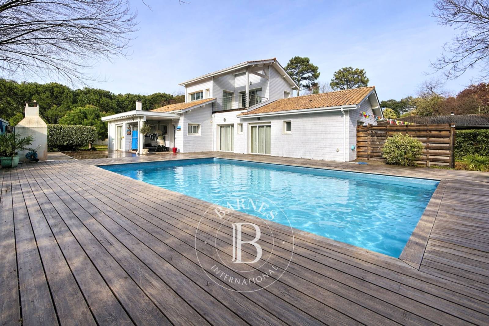 VILLA CONTEMPORAINE AVEC PISCINE ET DÉPENDANCE À PETIT PIQUEY, SUR LA PRESQU’ÎLE DU CAP FERRET