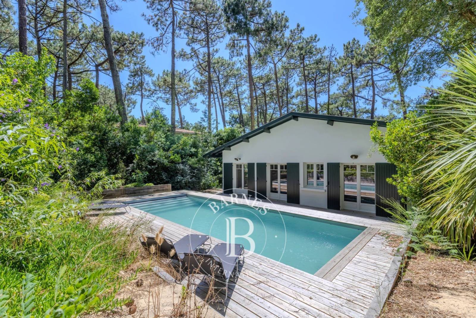 VILLA FAMILIALE ENTIÈREMENT RÉNOVÉE AVEC PISCINE CHAUFFÉE, AU PORT DE LA VIGNE, SUR LA PRESQU’ÎLE DU CAP FERRET