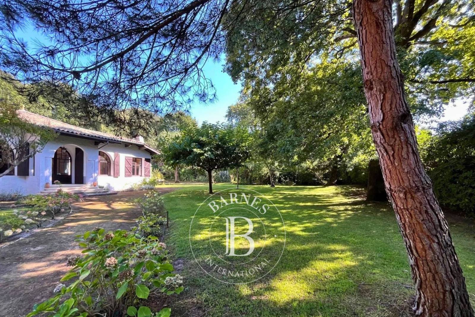 VILLA GAUME STYLE ART DÉCO DE 305 M² AVEC PISCINE AU PYLA-SUR-MER, PLAGE À PIED