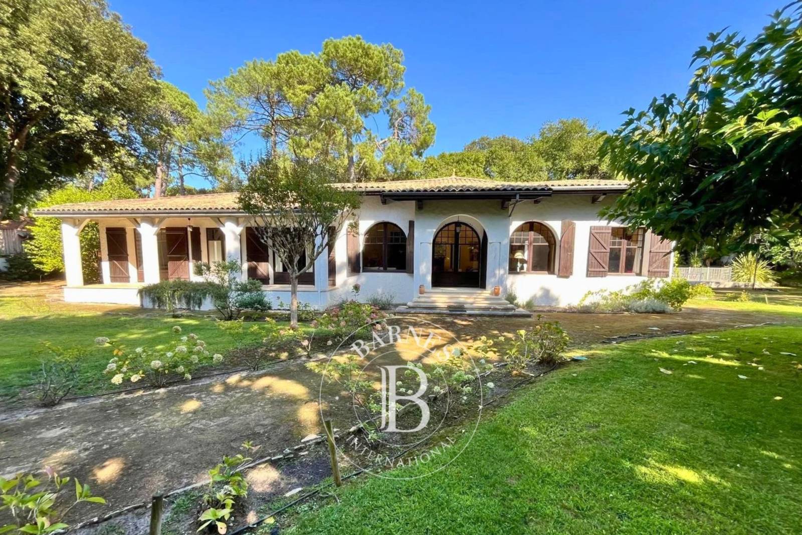 VILLA GAUME STYLE ART DÉCO DE 305 M² AVEC PISCINE AU PYLA-SUR-MER, PLAGE À PIED