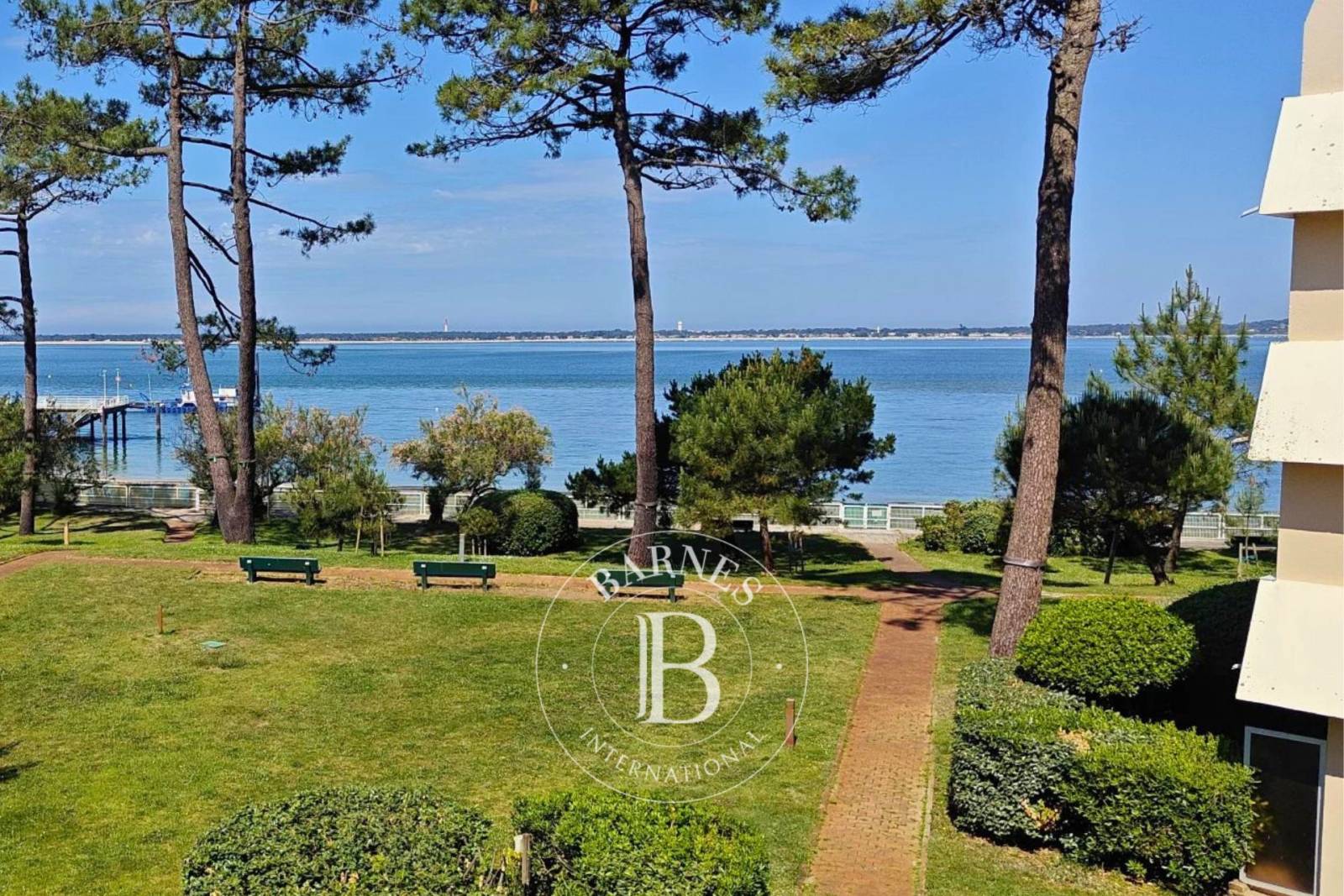 balcon exposé sud-ouest avec vue parc et mer