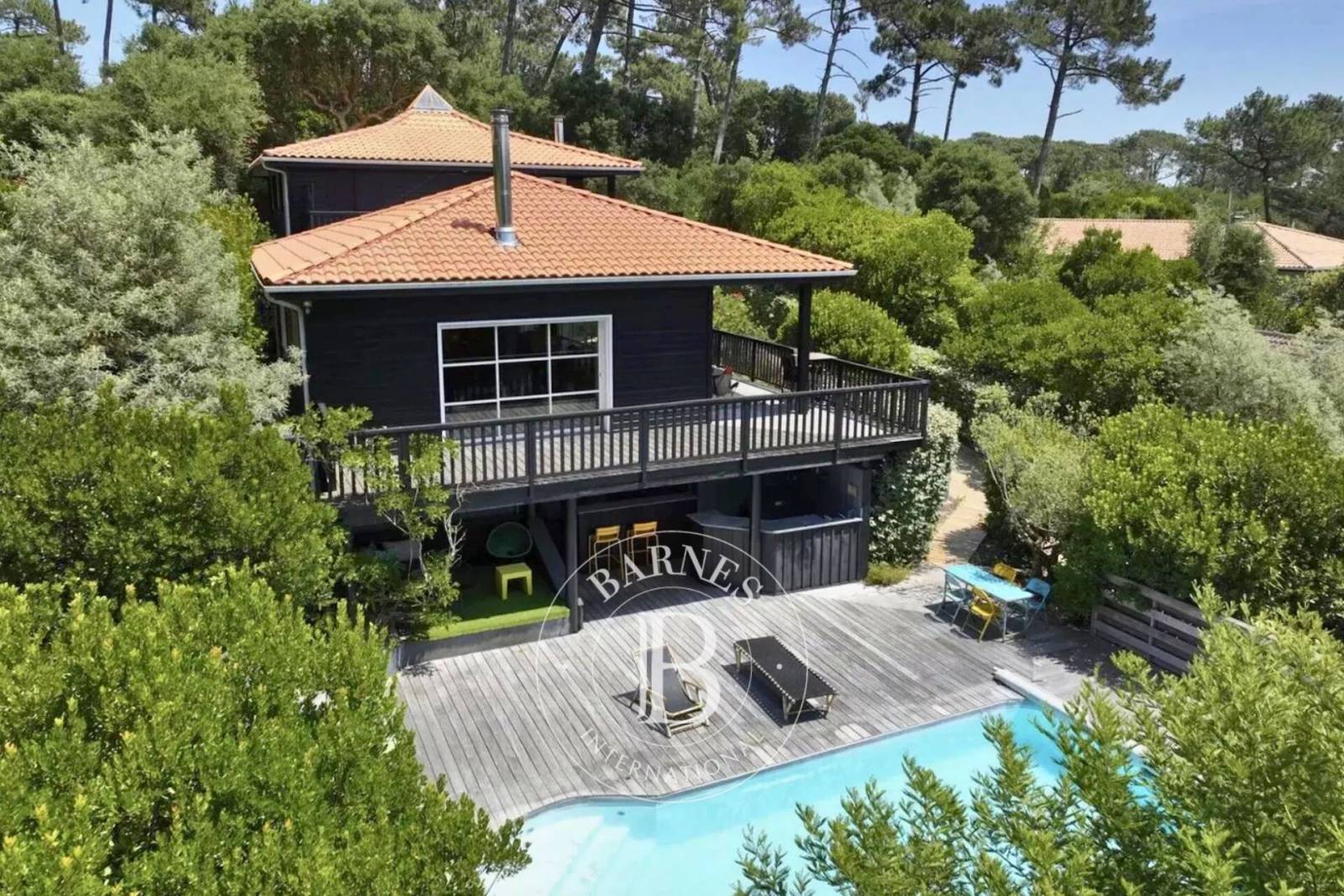 VILLA DE 240 M² AVEC VUE SUR LE BASSIN ET PISCINE SUR LA PRESQU’ÎLE DU CAP FERRET