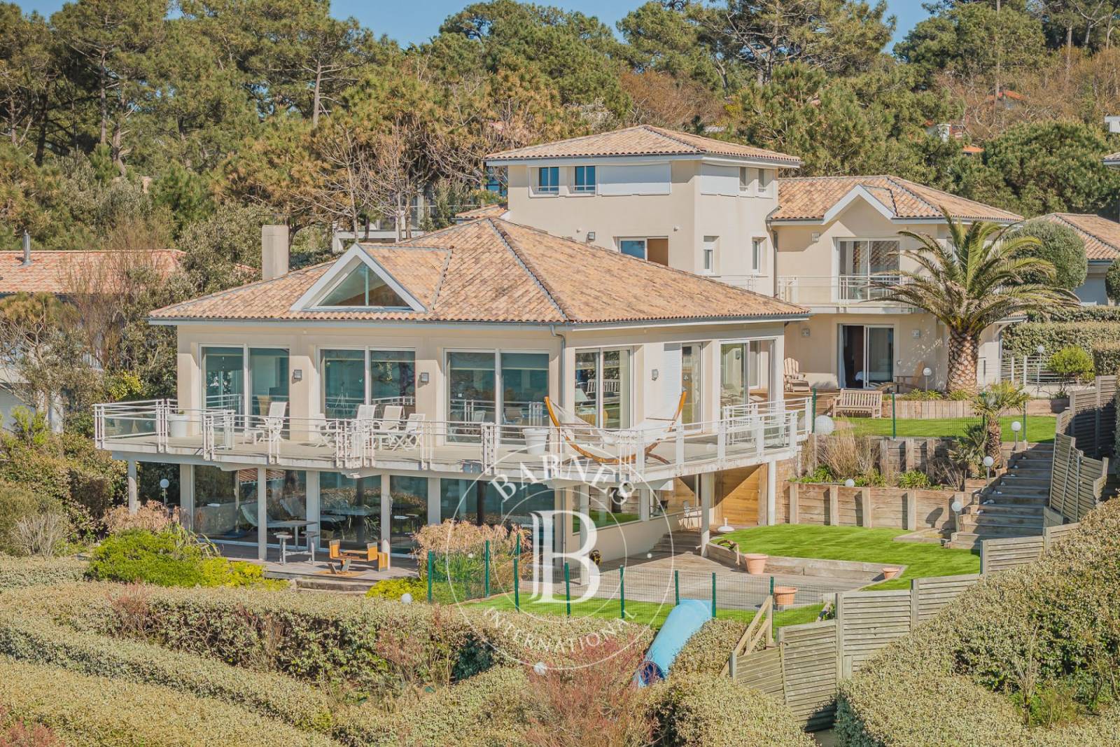MAGNIFIQUE VILLA CONTEMPORAINE EN PREMIÈRE LIGNE AU PYLA-SUR-MER, AVEC ACCÈS PRIVATIF À LA PLAGE