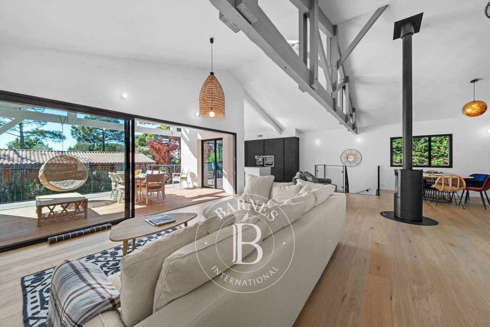 VILLA AVEC 4 CHAMBRES, PISCINE ET SALLE DE SPORT, ET PLAGE À PIED AU PYLA-SUR-MER