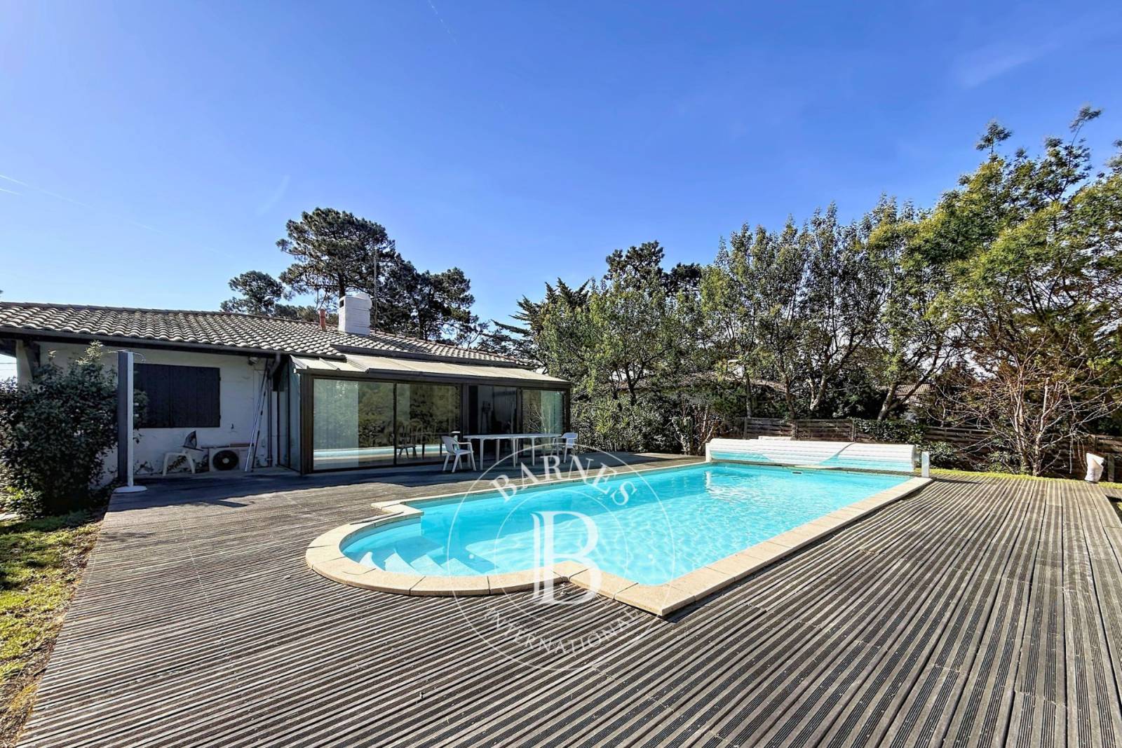 VILLA À RÉNOVER AVEC STUDIO INDÉPENDANT SUR TERRAIN DE 1 200 M² AU DOMAINE DE LA FORÊT À ARCACHON