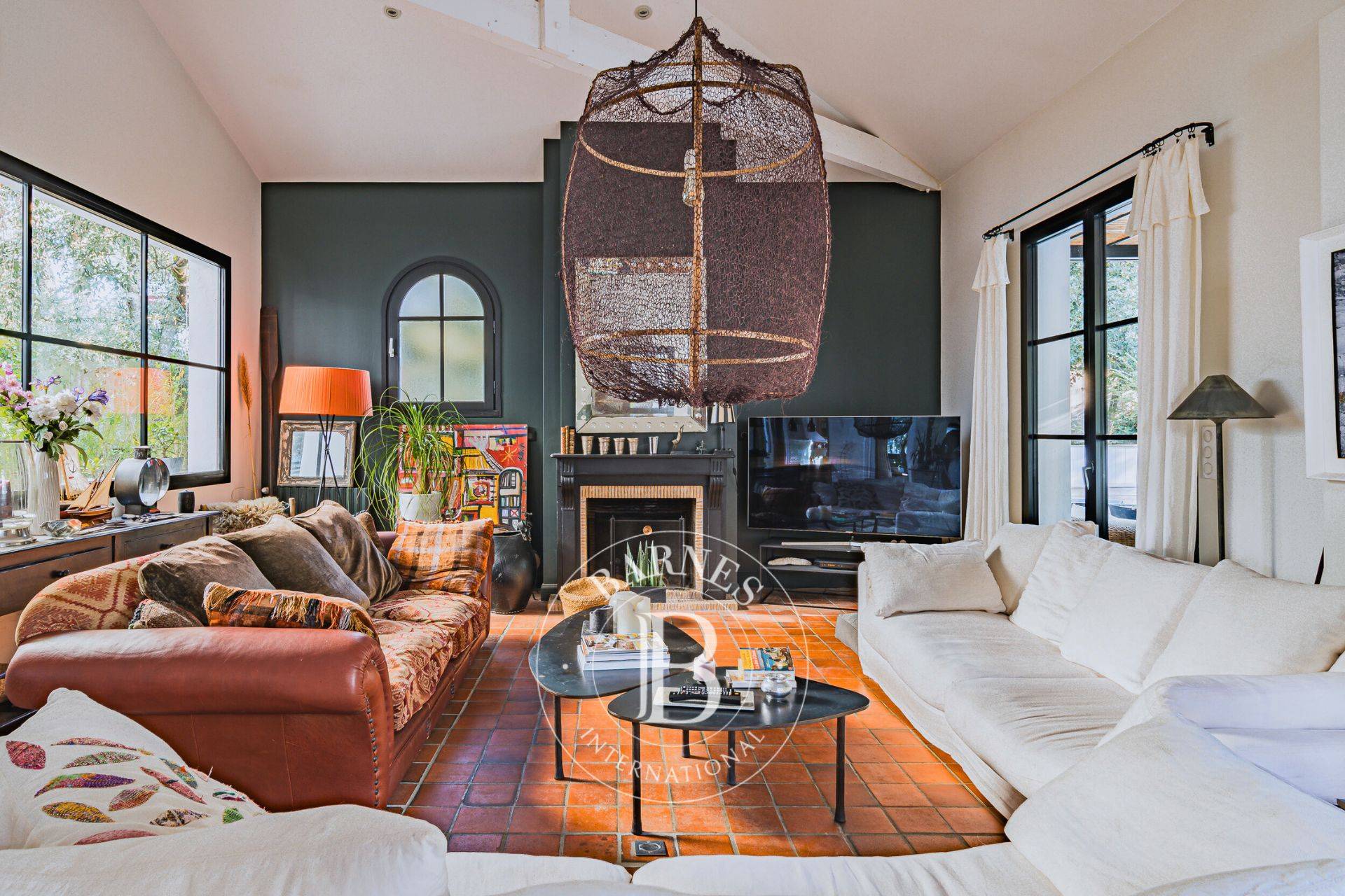 Salon lumineux donnant sur terrasse ensoleillée, Barnes Bassin d’Arcachon