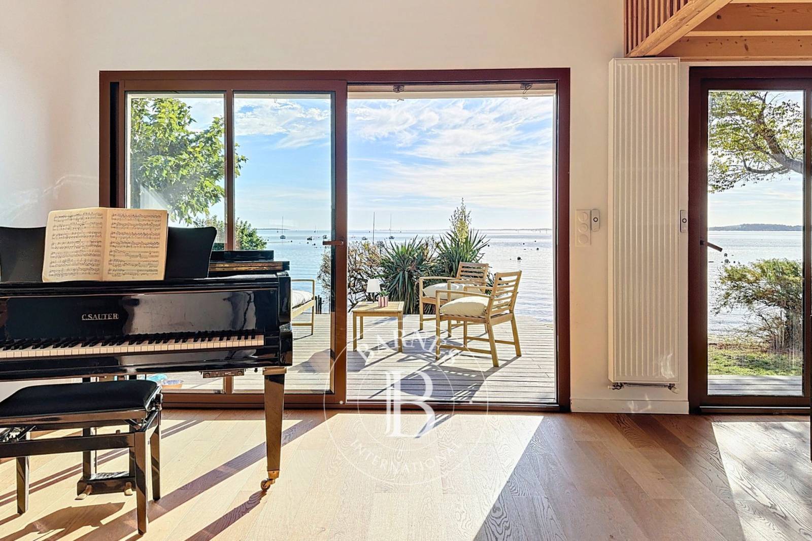 MAISON EN PREMIÈRE LIGNE AVEC VUE PANORAMIQUE ET DÉPENDANCE À ARÈS, SUR LE BASSIN D’ARCACHON
