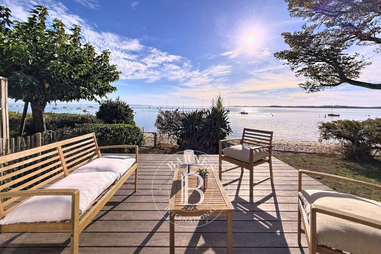 MAISON EN PREMIÈRE LIGNE AVEC VUE PANORAMIQUE ET DÉPENDANCE À ARÈS, SUR LE BASSIN D’ARCACHON