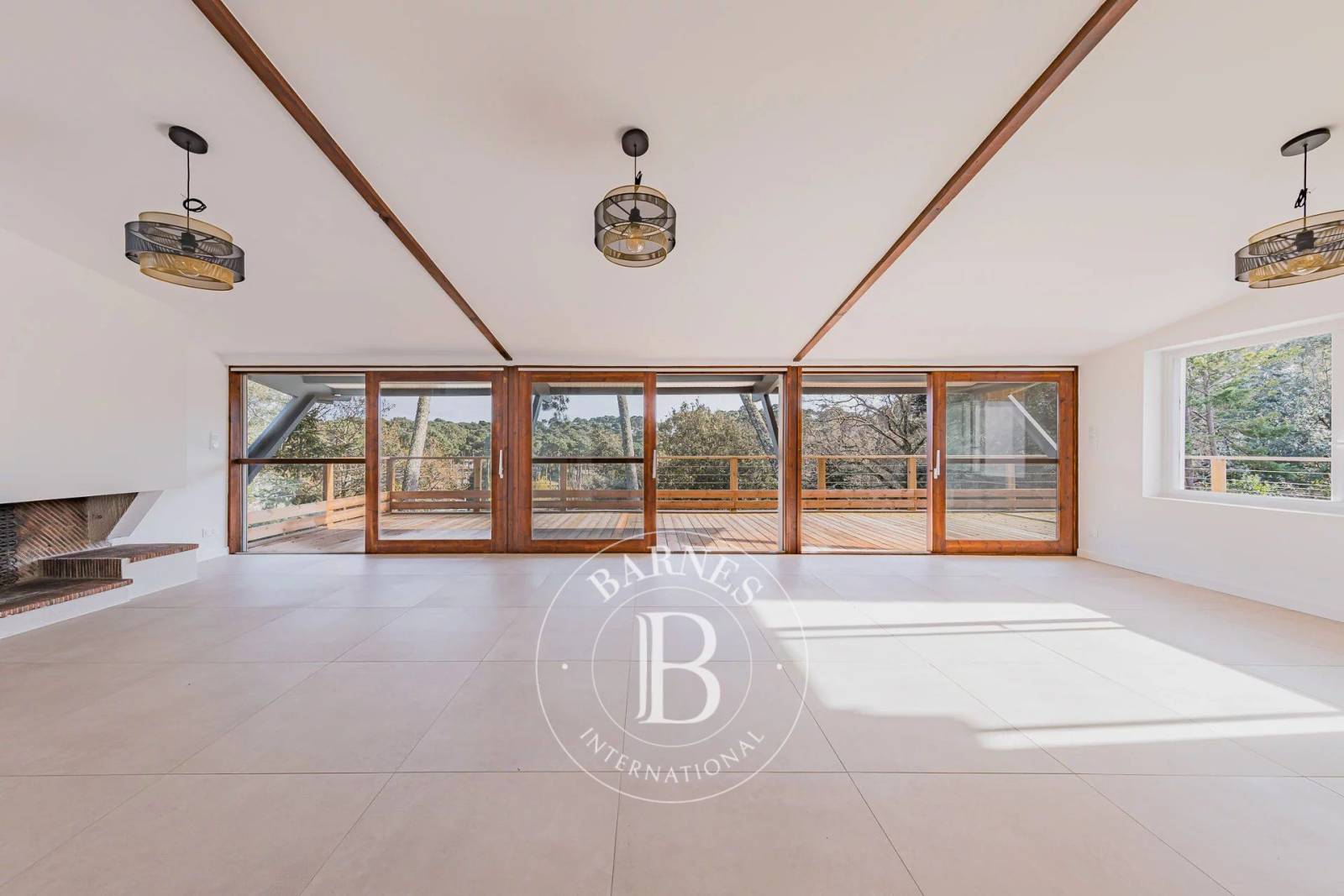 VILLA D’EXCEPTION AUX ABATILLES, 180 M², VUE FORÊT, PISCINE ET ESPACES DE VIE EXTÉRIEURS