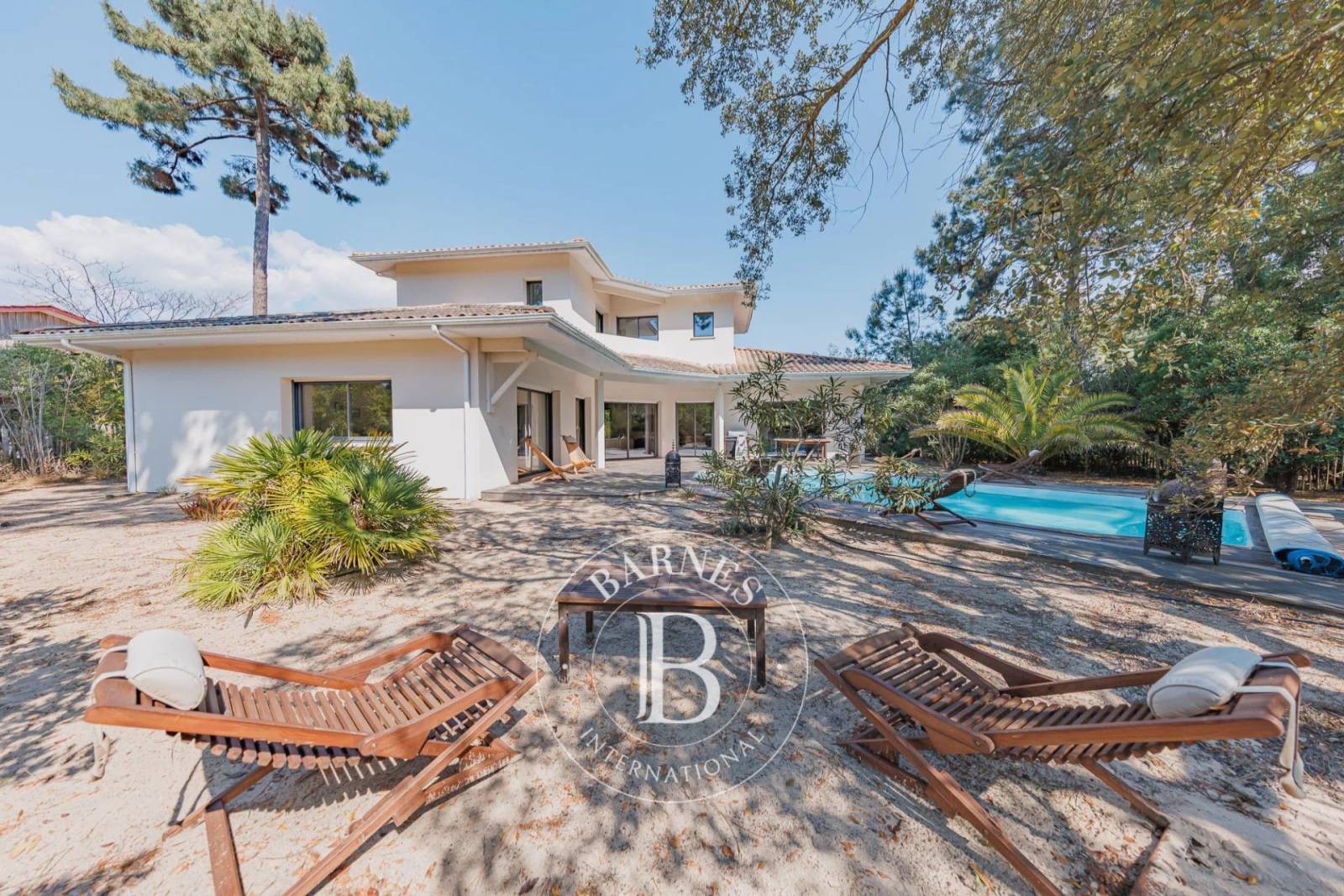 salon avec cheminée orienté vers la terrasse Cap Ferret Barnes