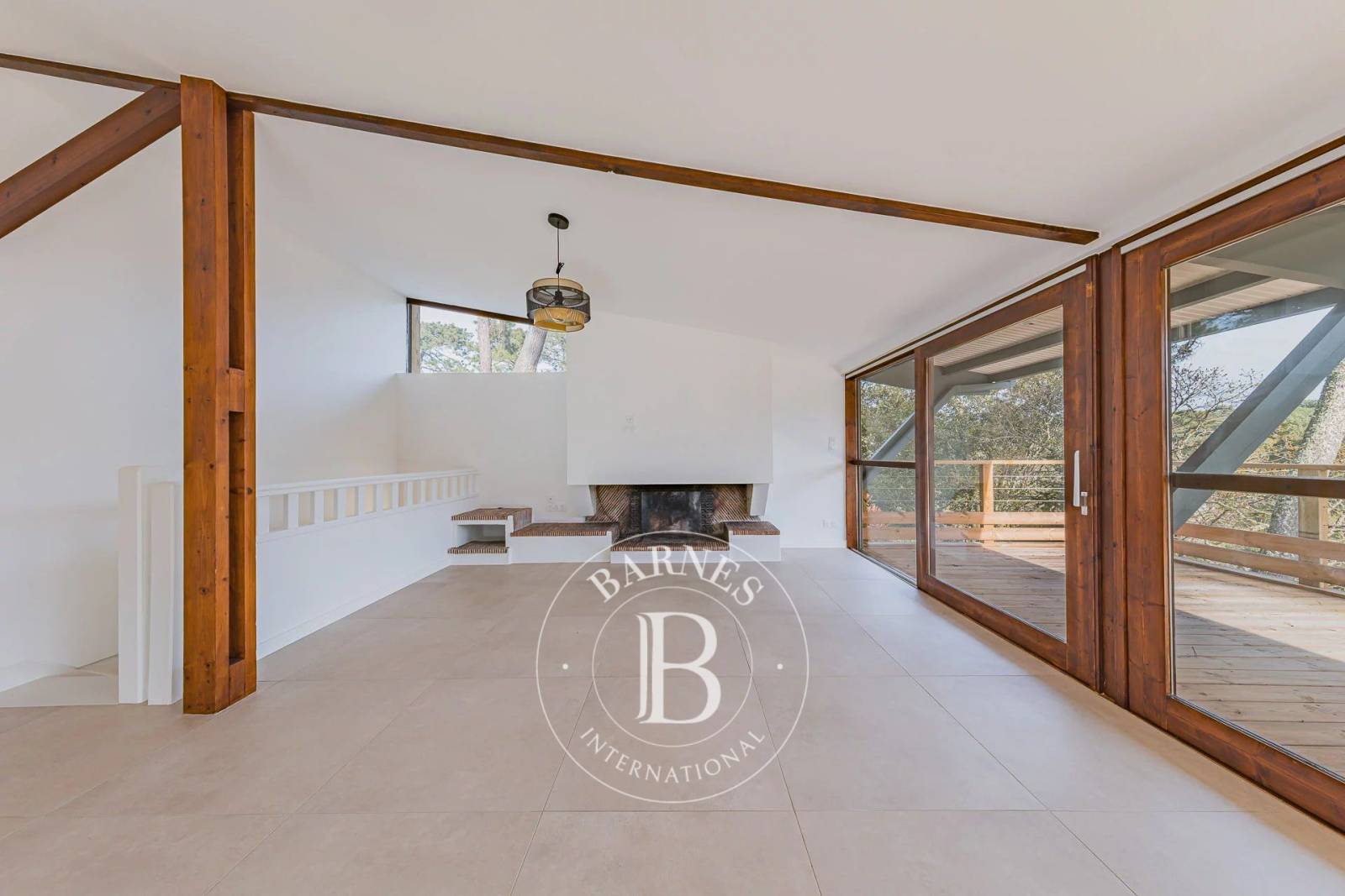 VILLA D’EXCEPTION AUX ABATILLES, 180 M², VUE FORÊT, PISCINE ET ESPACES DE VIE EXTÉRIEURS