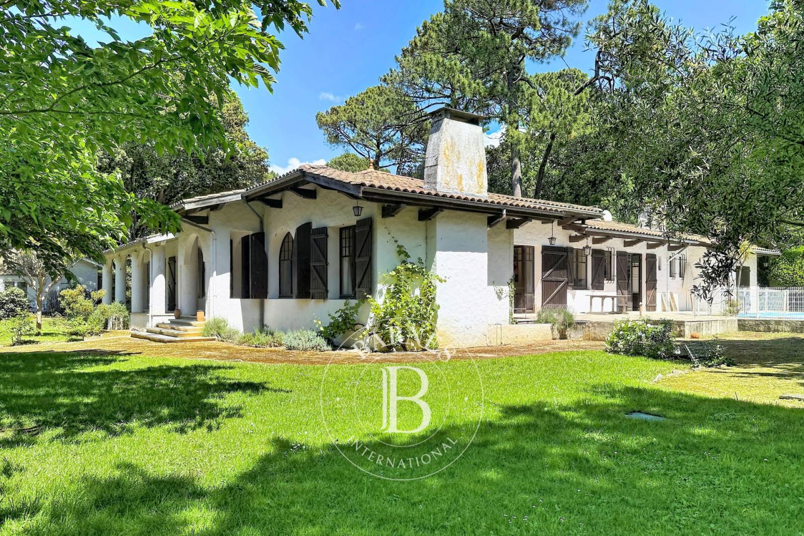 VILLA GAUME STYLE ART DÉCO DE 305 M² AVEC PISCINE AU PYLA-SUR-MER, PLAGE À PIED