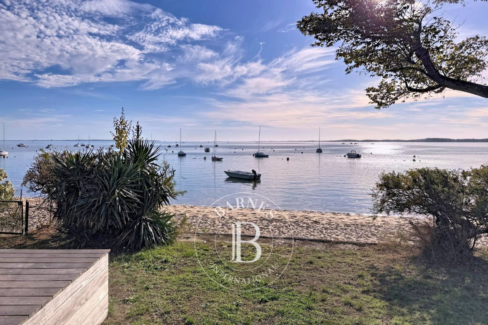 MAISON EN PREMIÈRE LIGNE AVEC VUE PANORAMIQUE ET DÉPENDANCE À ARÈS, SUR LE BASSIN D’ARCACHON