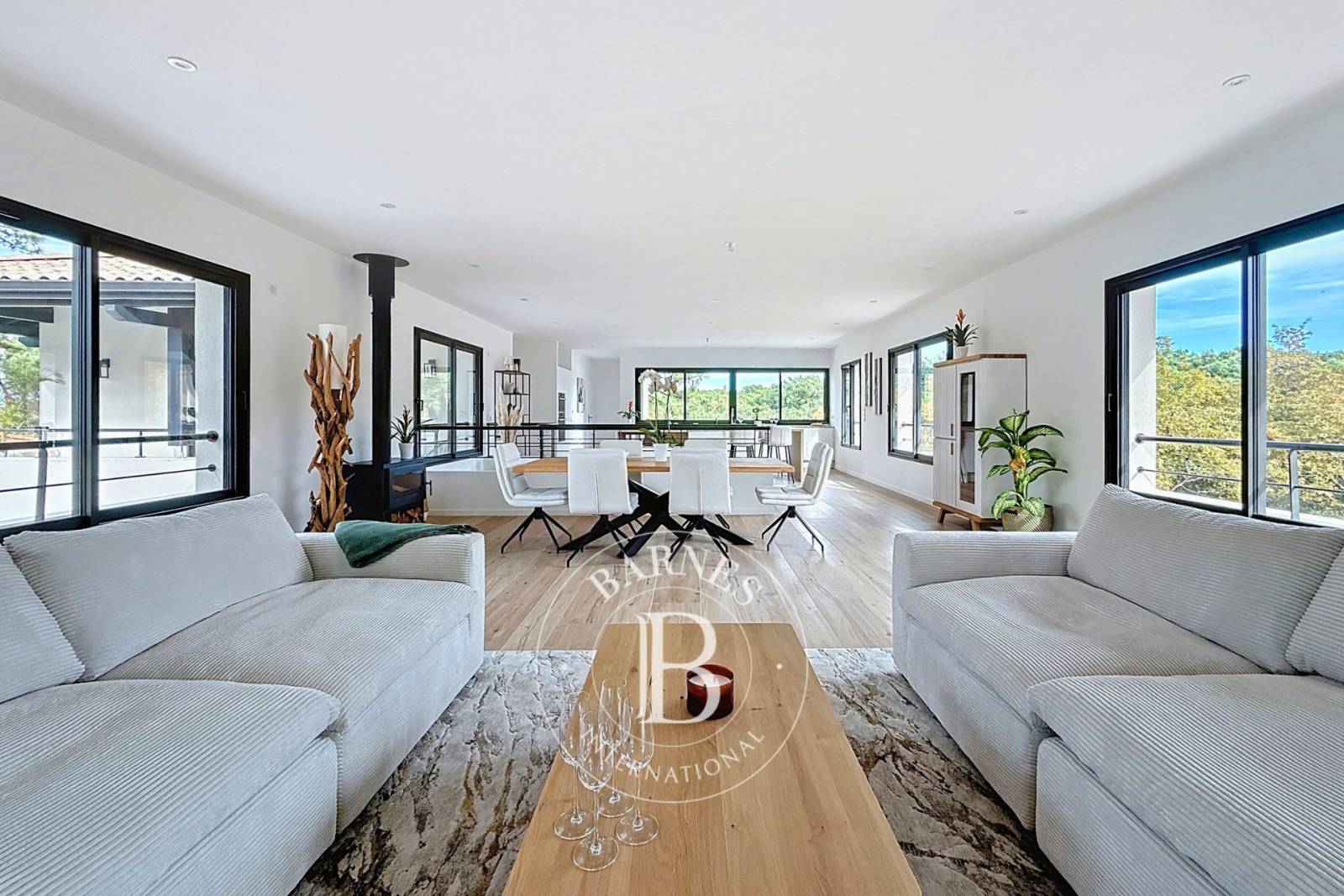 VILLA NEUVE D'EXCEPTION DE 255 M² AVEC PISCINE ET SPA AUX ABATILLES À ARCACHON