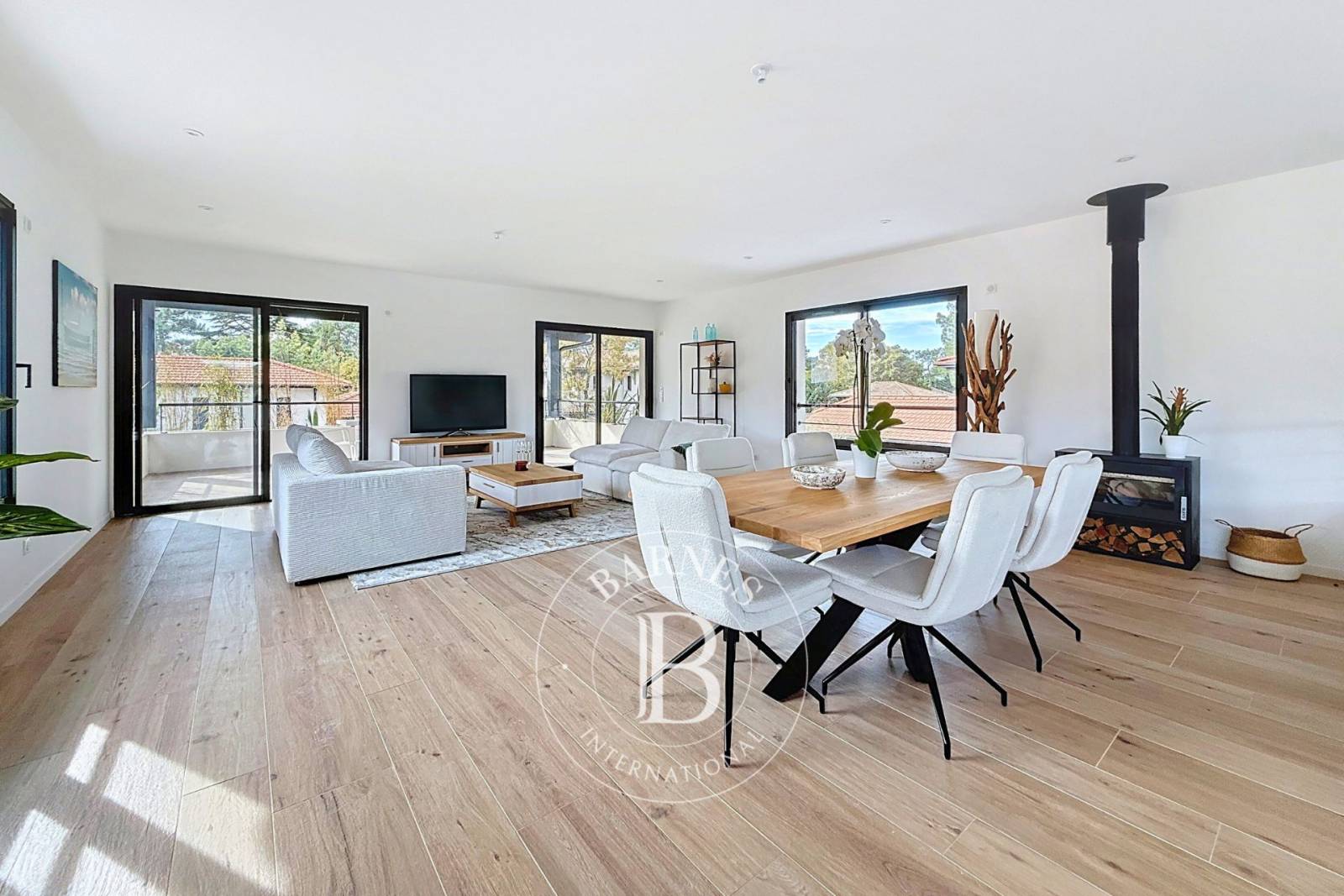 VILLA NEUVE D'EXCEPTION DE 255 M² AVEC PISCINE ET SPA AUX ABATILLES À ARCACHON