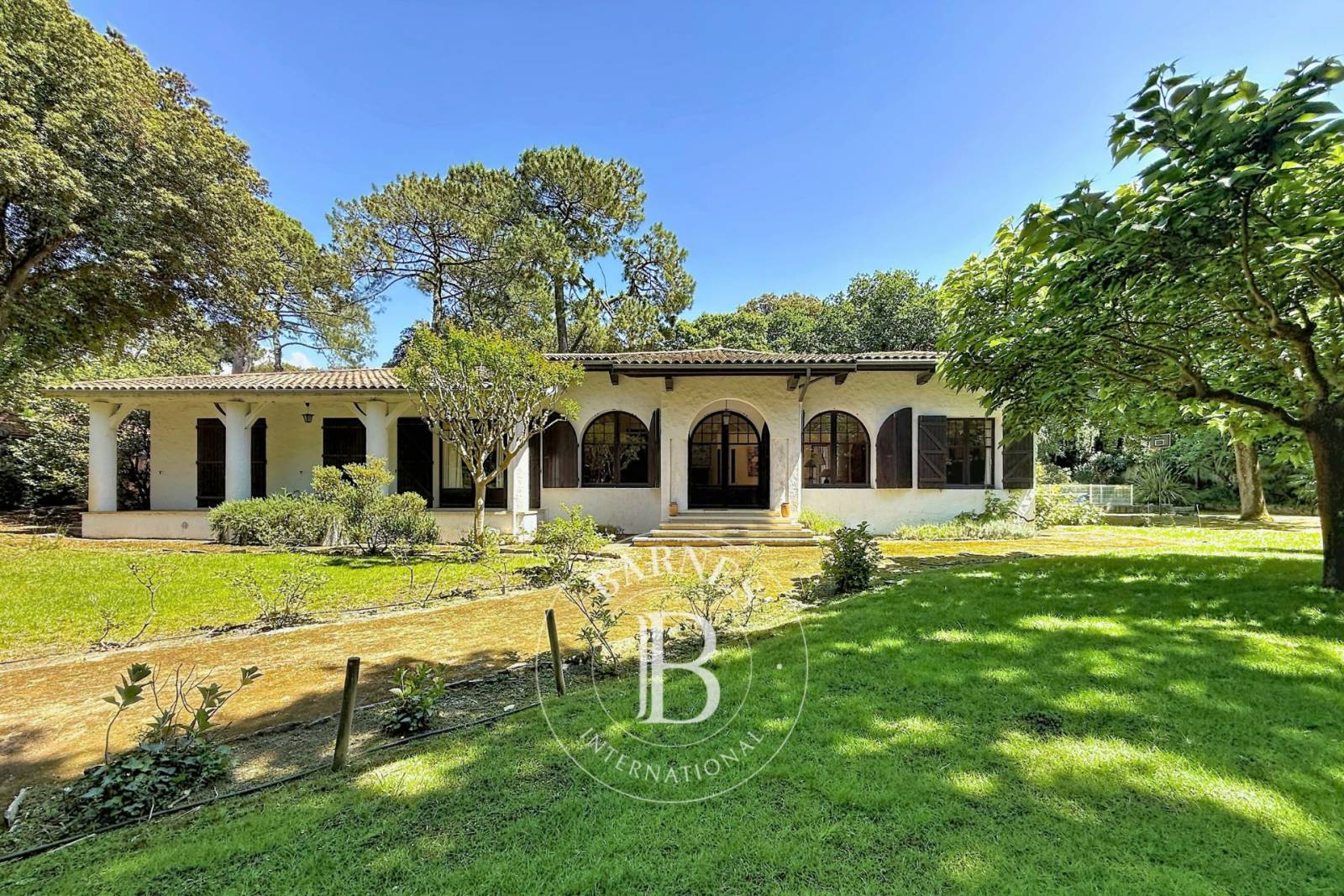 VILLA GAUME STYLE ART DÉCO DE 305 M² AVEC PISCINE AU PYLA-SUR-MER, PLAGE À PIED