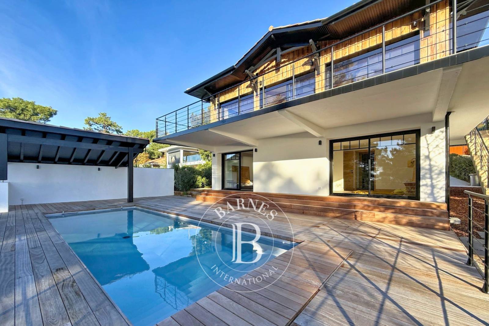 VILLA NEUVE AVEC VUE PANORAMIQUE SUR LE BASSIN AU PYLA-SUR-MER