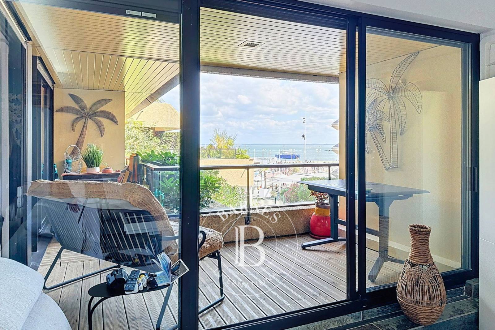 APPARTEMENT T3 RÉNOVÉ AVEC VUE BASSIN, EN PREMIÈRE LIGNE ET EN PLEIN CENTRE D’ARCACHON