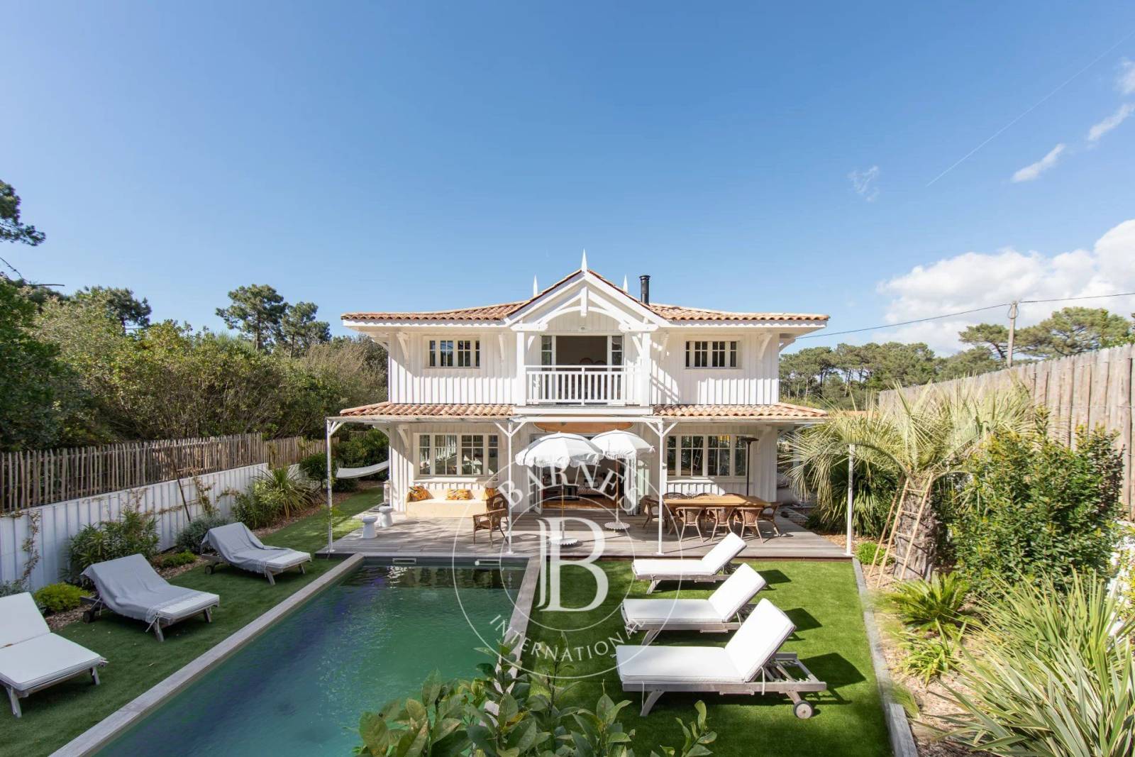 MAGNIFIQUE VILLA « OPALE » DANS LE VILLAGE DE L’HERBE, AVEC PISCINE, POUR 8 PERSONNES