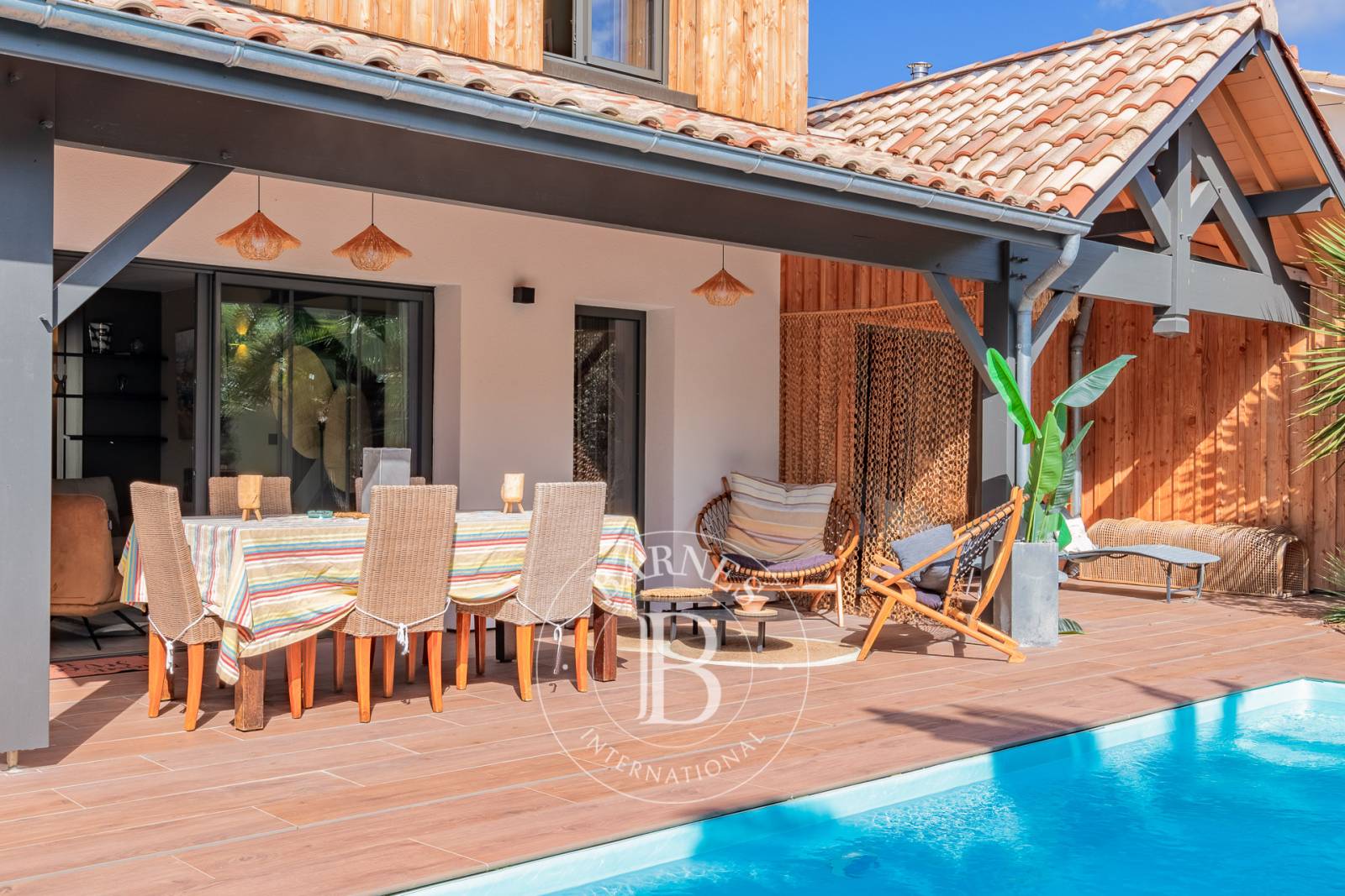 MAGNIFIQUE VILLA MODERNE D’ARCHITECTE AVEC PISCINE ET DÉPENDANCE À LA TESTE-DE-BUCH