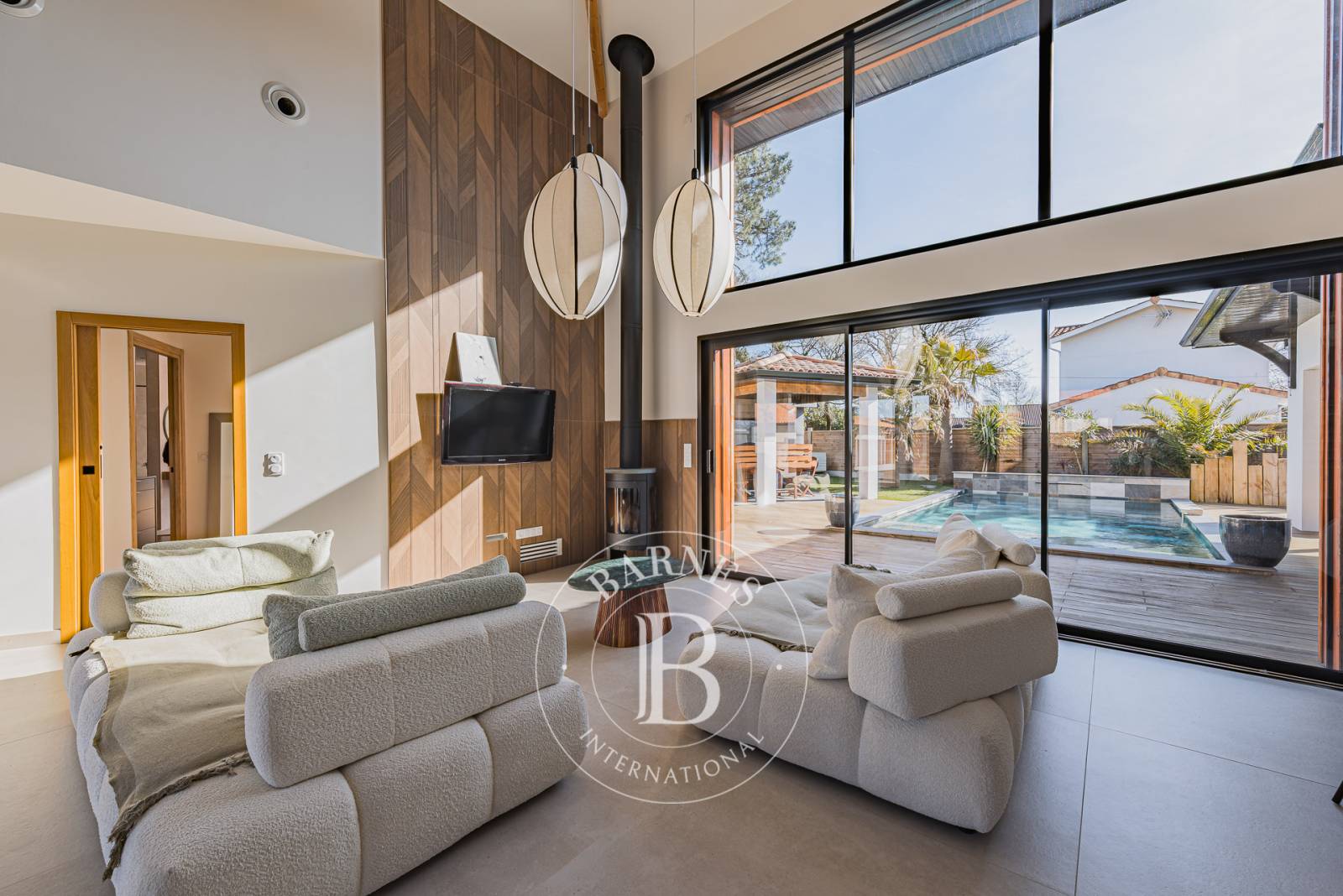 VILLA CONTEMPORAINE DE 238 M² AVEC STUDIO INDÉPENDANT ET PISCINE À LA TESTE-DE-BUCH