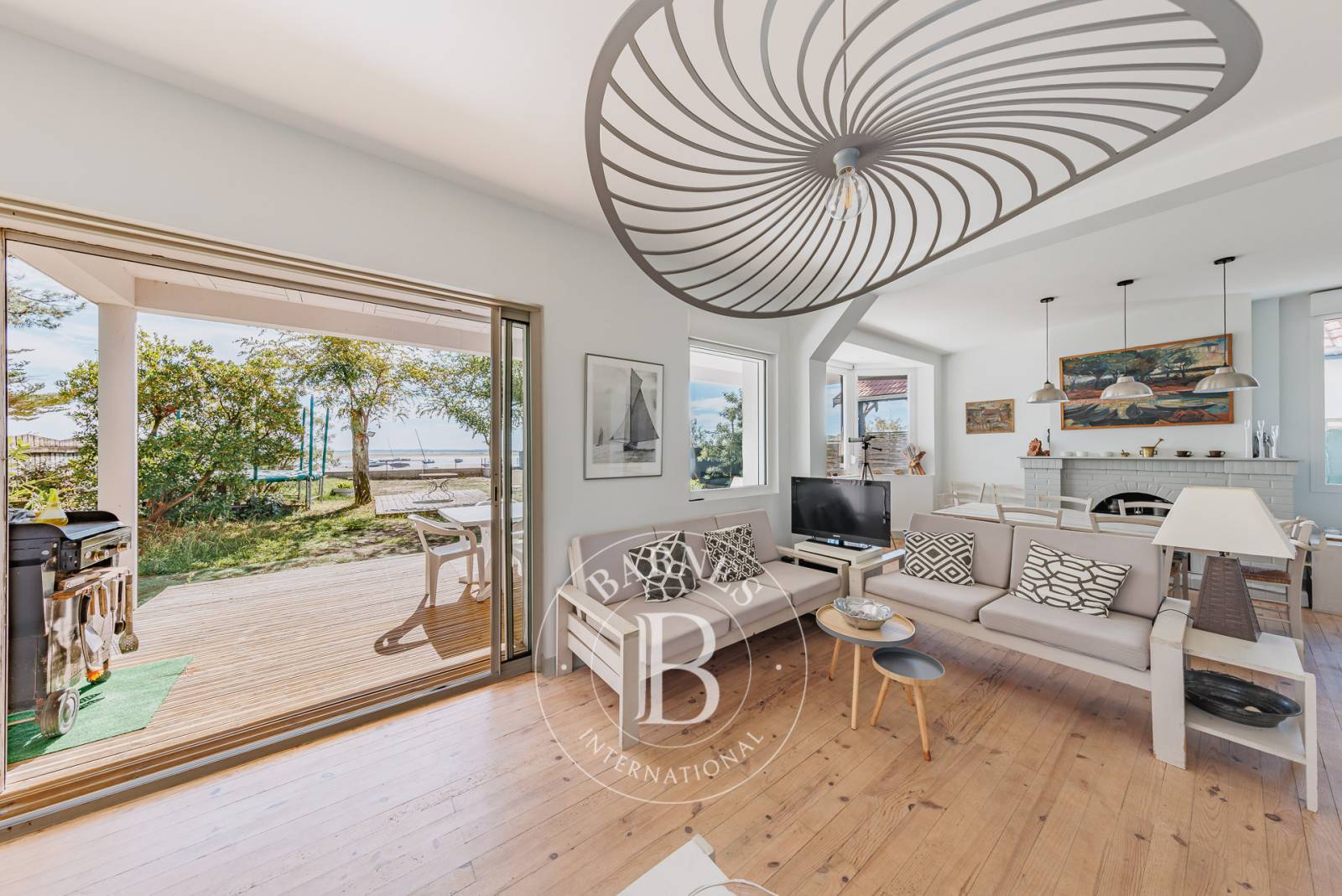 VILLA EN PREMIÈRE LIGNE AVEC VUE PANORAMIQUE SUR LE BASSIN À CLAOUEY – PRESQU’ÎLE DU CAP FERRET