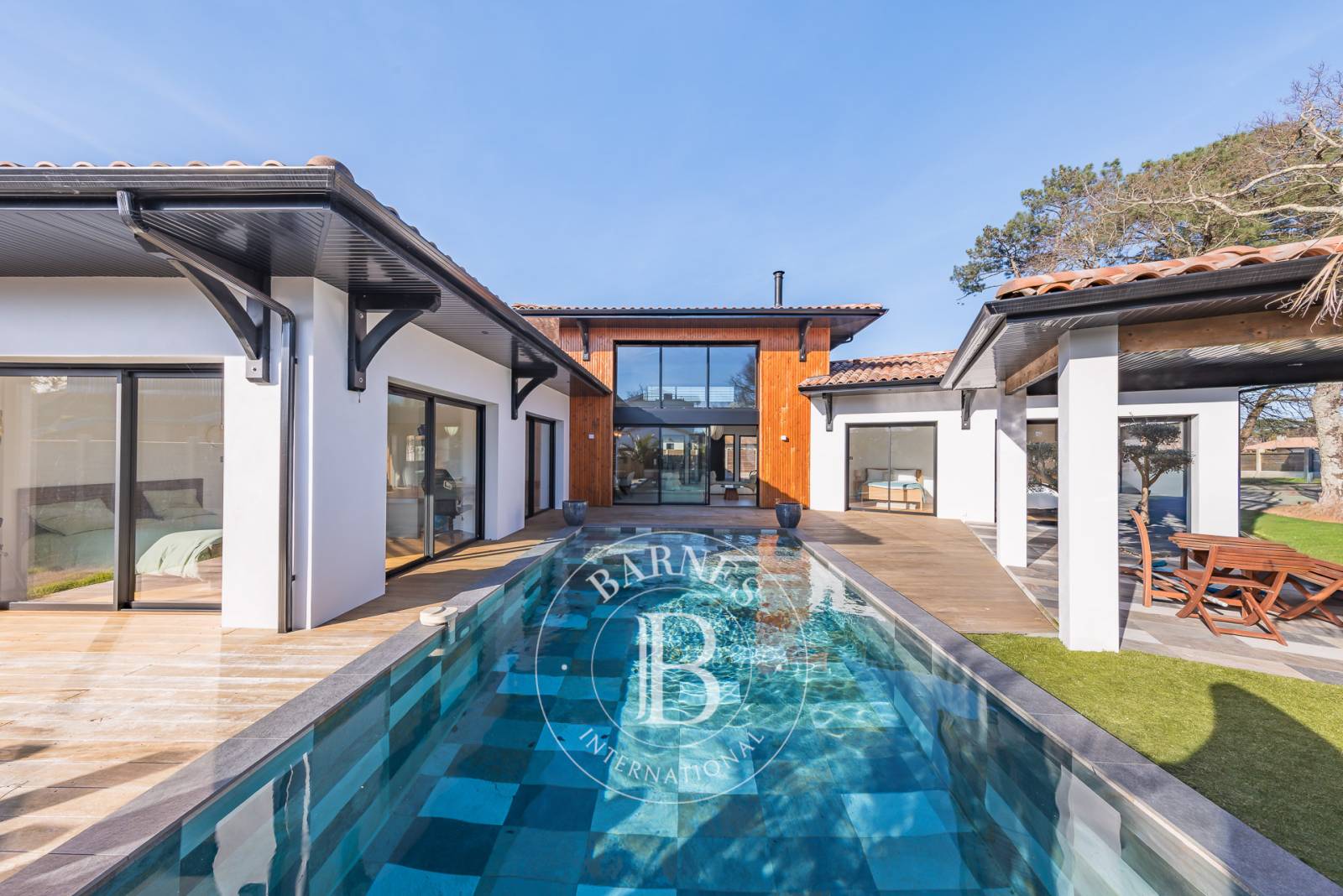 VILLA CONTEMPORAINE DE 238 M² AVEC STUDIO INDÉPENDANT ET PISCINE À LA TESTE-DE-BUCH