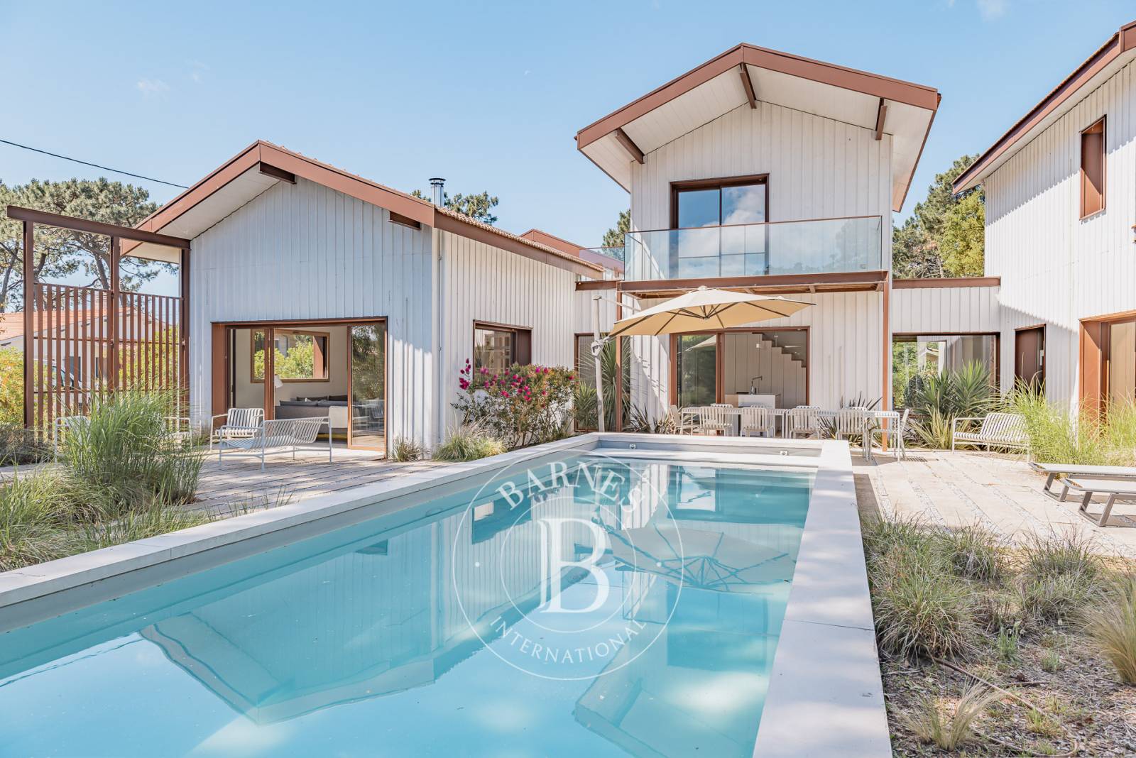 VILLA « DES ROSES » AVEC PISCINE CHAUFFÉE ET ROOFTOP VUE BASSIN DANS LE VILLAGE DU CANON, SUR LA PRESQU’ÎLE DU CAP FERRET – CAPACITÉ 10 PERSONNES